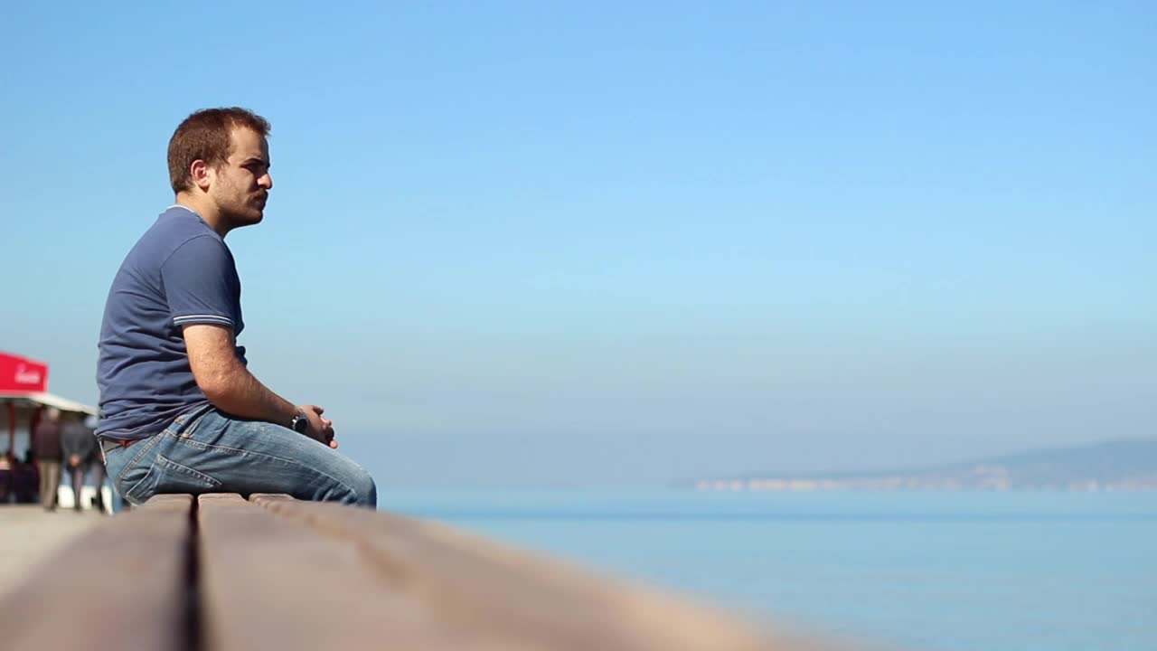 Free Stock Video Young Man Watching The Horizon In The Sea Live Wallpaper - Free Download