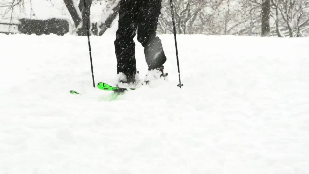 Free Video Stock Skiing At A Park During Heavy Snowfall Live Wallpaper - Free Download