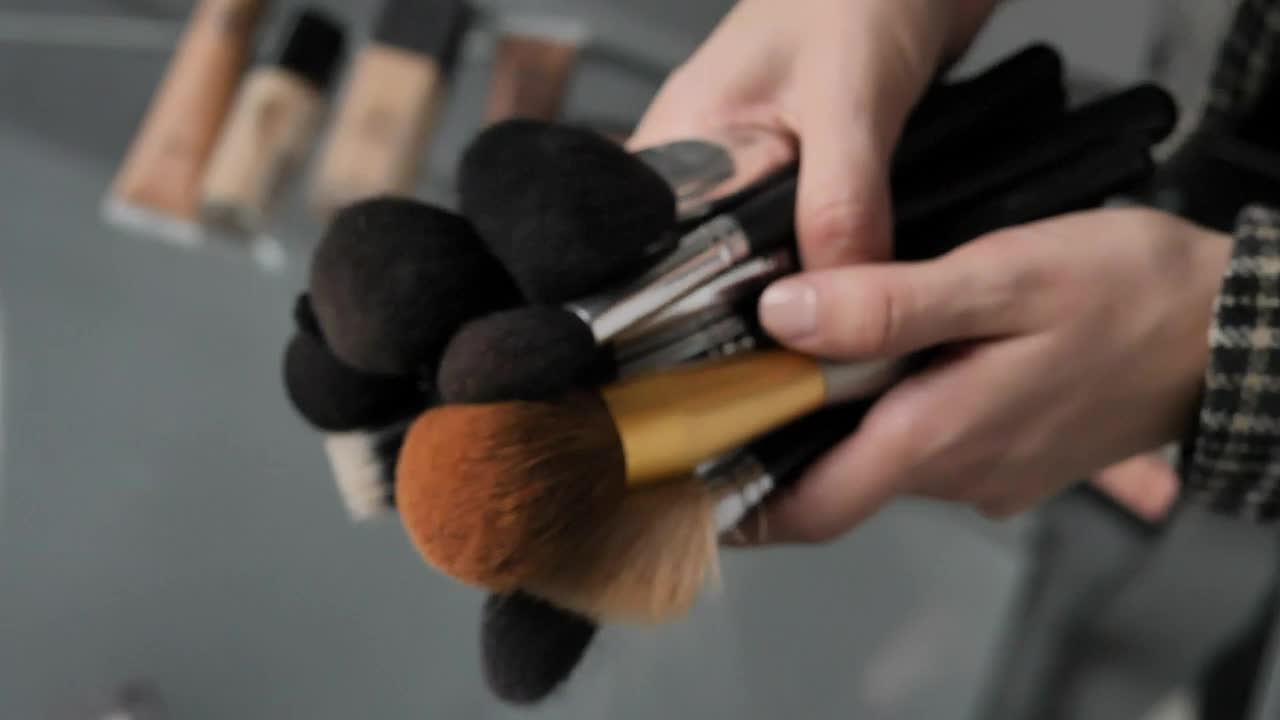 Video Stock Placing Many Makeup Brushes On A Table Live Wallpaper Free - Free Download