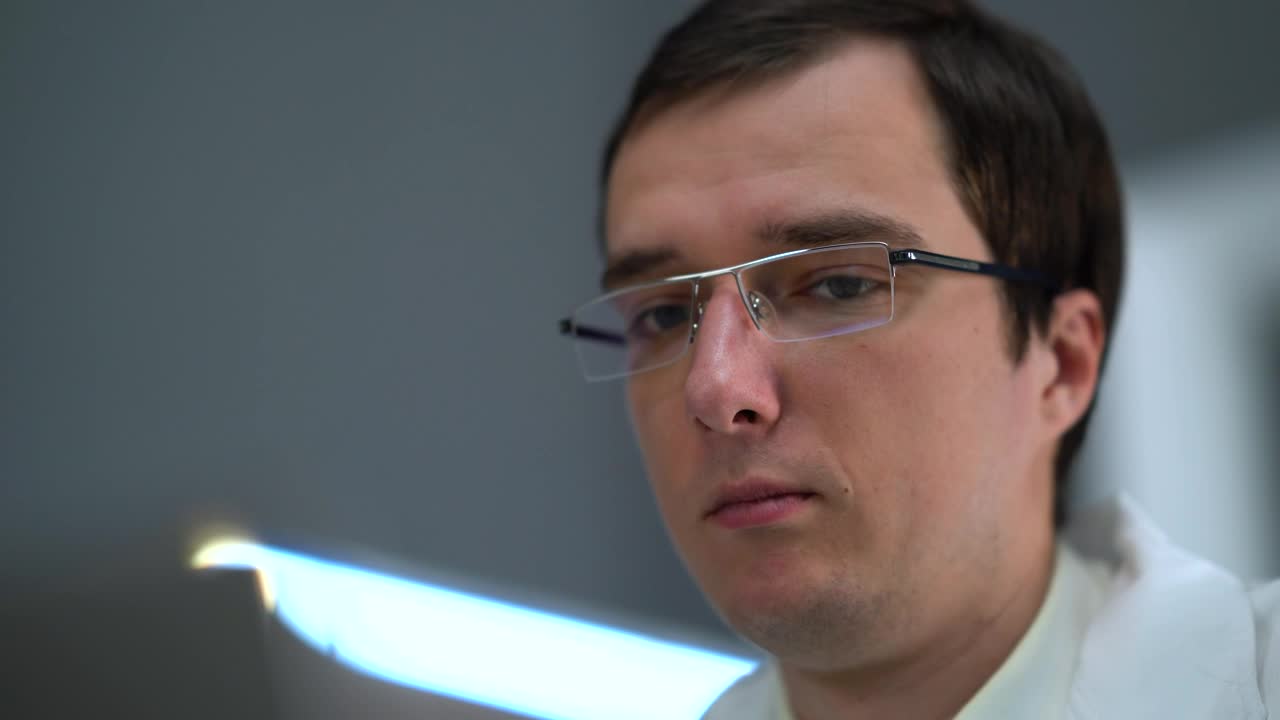 Stock Video Man With Glasses Thinkin Animated Wallpaper - Free Download