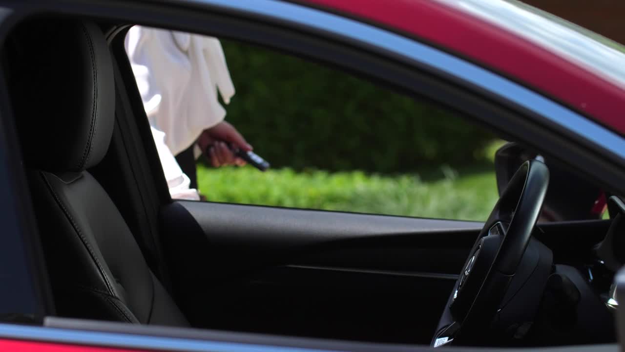 Video Stock Businesswoman Getting Into Her Car Live Wallpaper For PC - Free Download