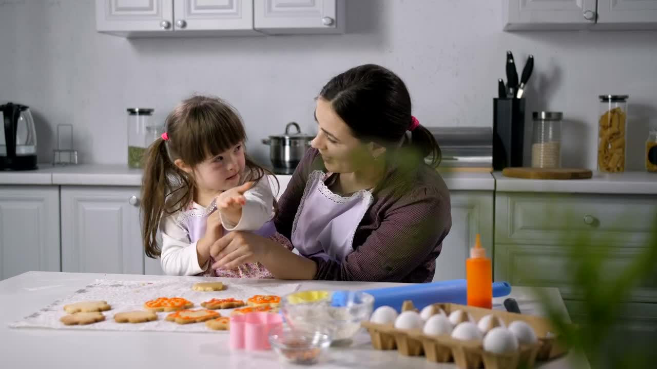 Stock Video Mother Teaching Her Daughter To Coo Animated Wallpaper - Free Download