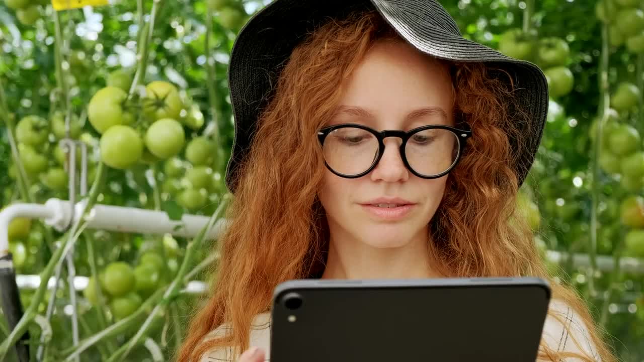 Video Stock Portrait Of A Young Agronomist In A Greenhouse Live Wallpaper Free - Free Download