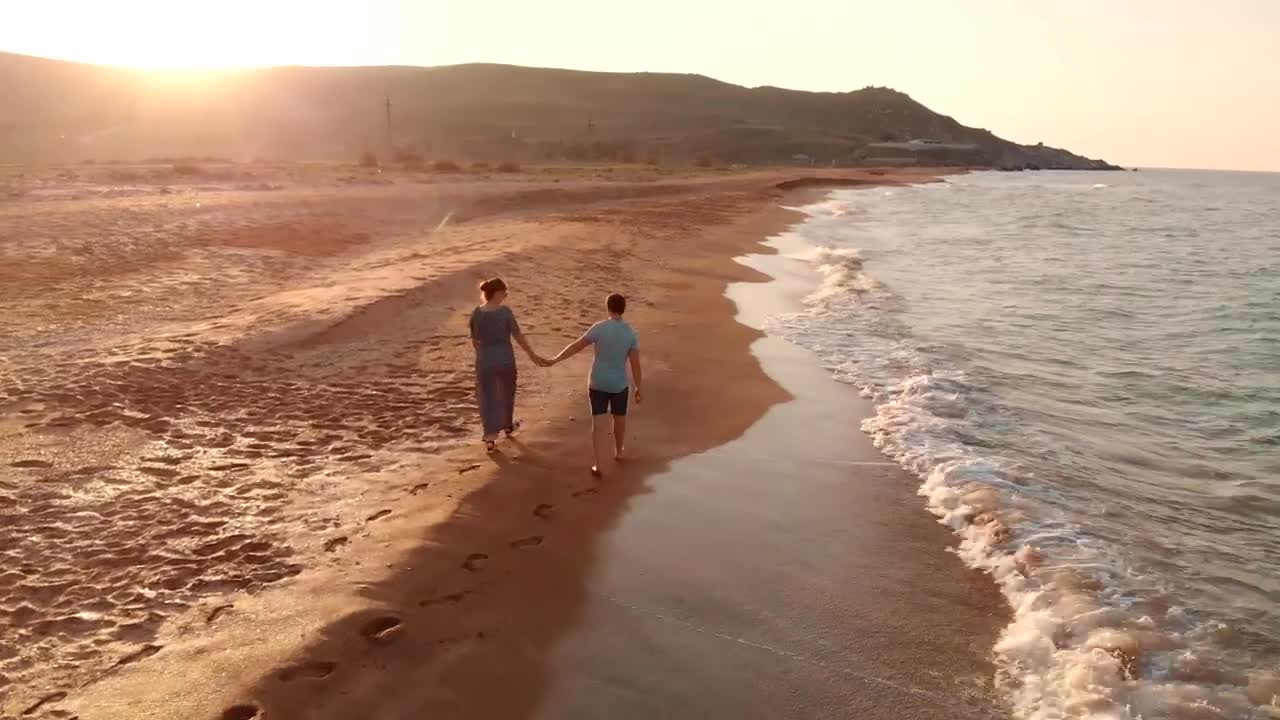Stock Video Happy Couple Walks Along The Beach At The Seaside Animated Wallpaper - Free Download