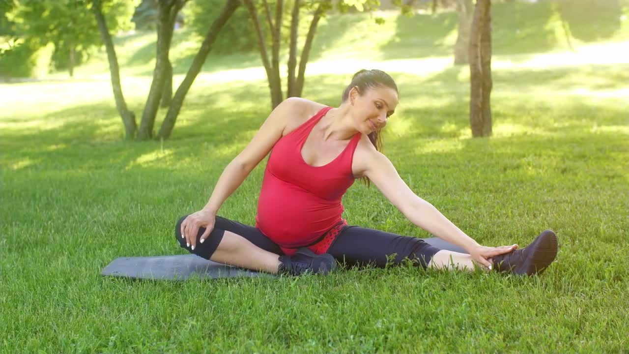 Video Stock Pregnant Woman Does Stretching On The Grass Live Wallpaper Free - Free Download
