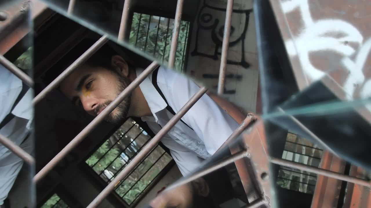 Free Stock Video Reflection Of A Boy In The Mirrors Of A Prism Live Wallpaper - Free Download