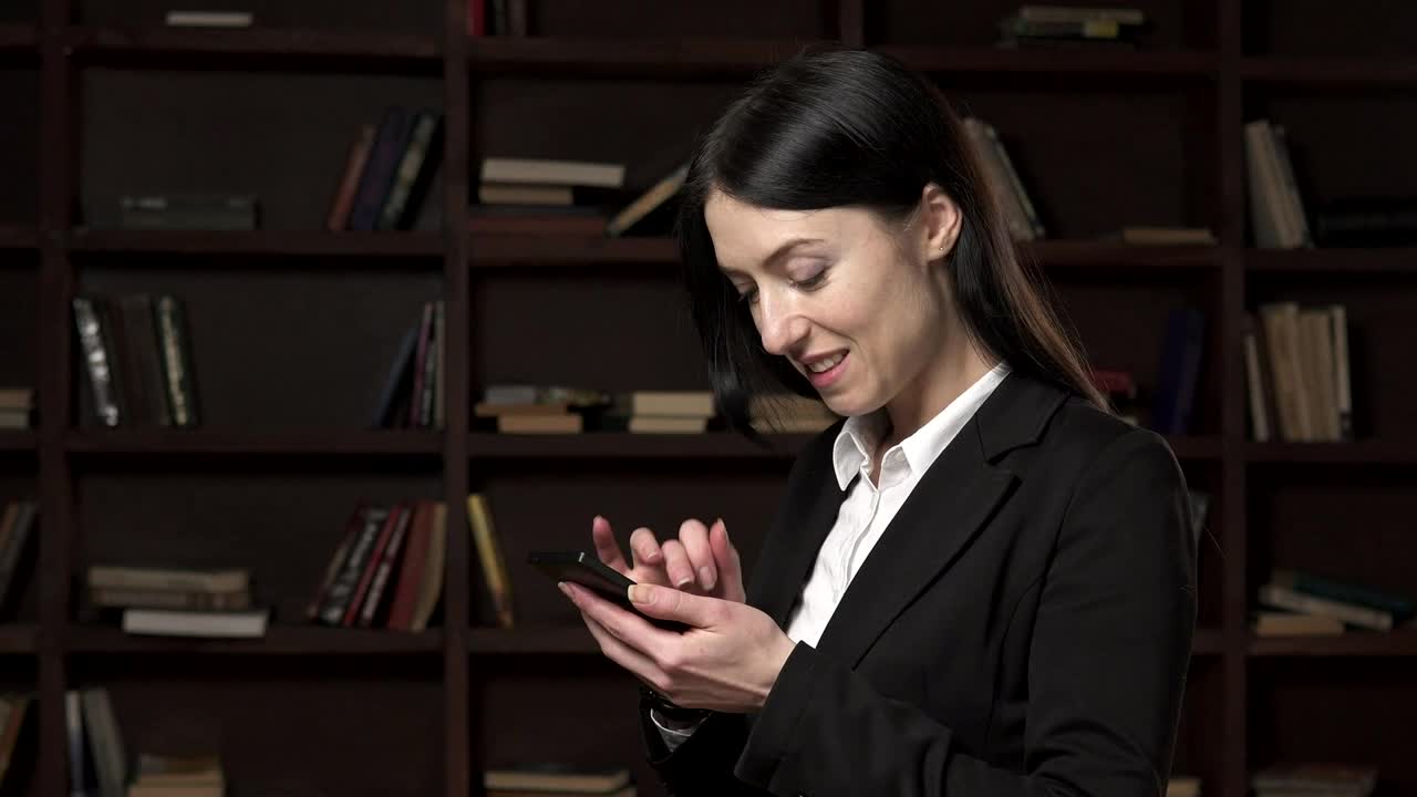 Video Stock Businesswoman Texting In The Library Live Wallpaper For PC - Free Download