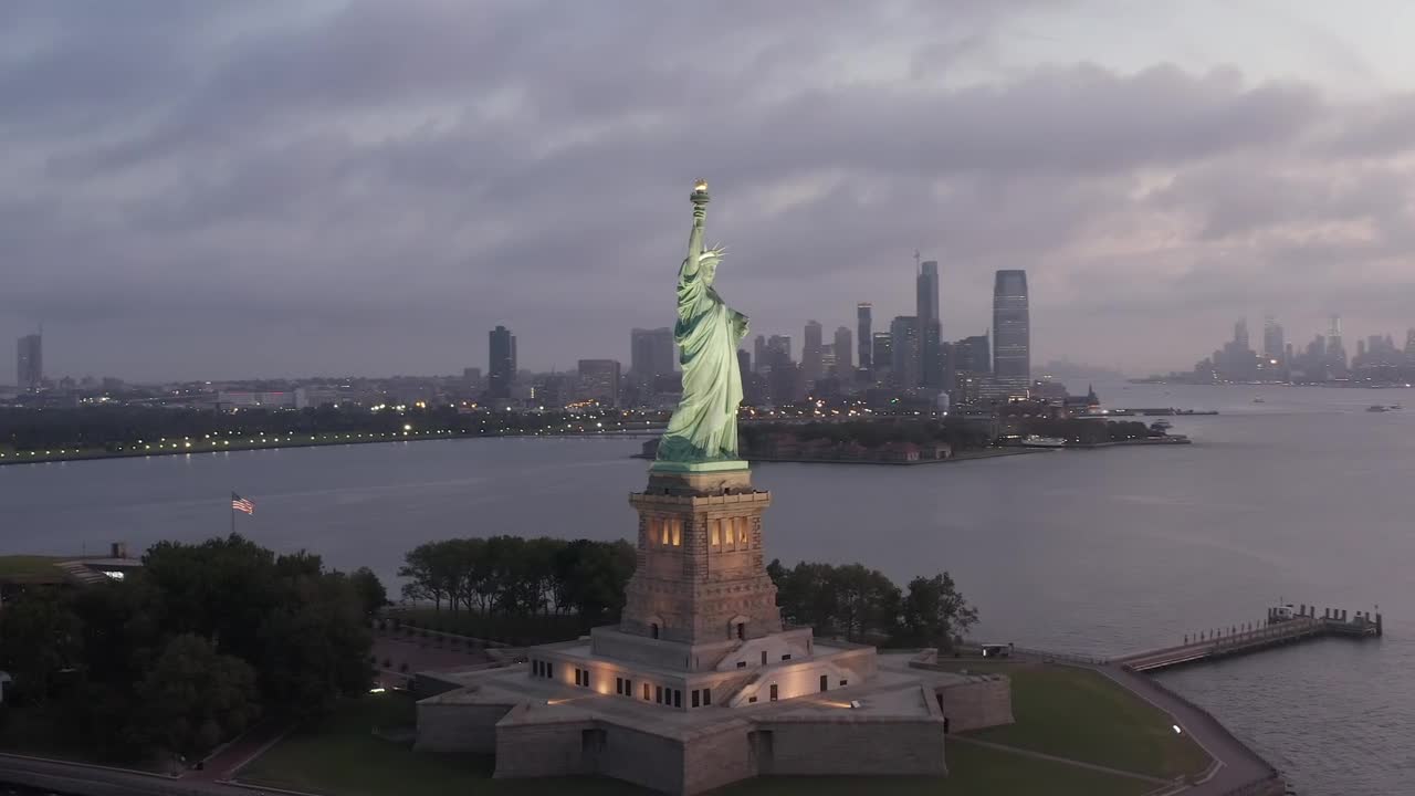 Free Video Stock the statue of liberty aerial spinning shot Live Wallpaper - Free Download