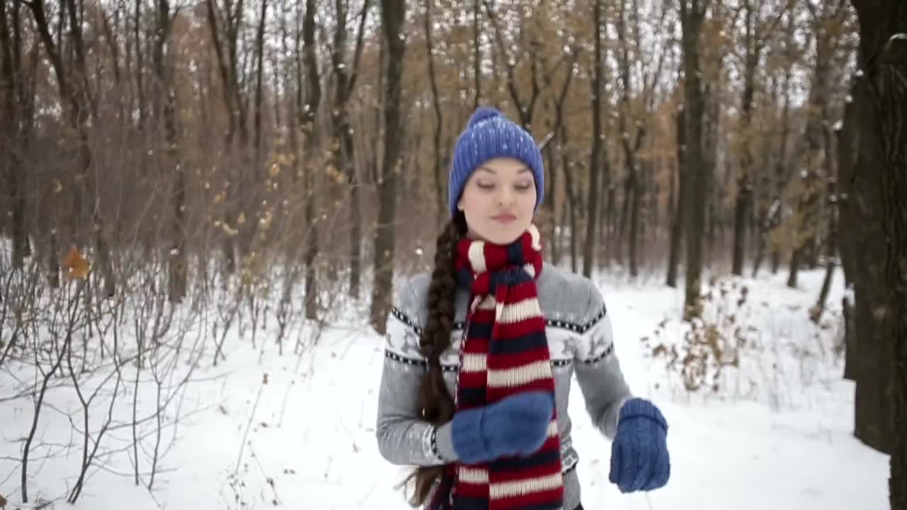 Free Stock Video Running With Sweater And Gloves In Winter Forest Live Wallpaper - Free Download