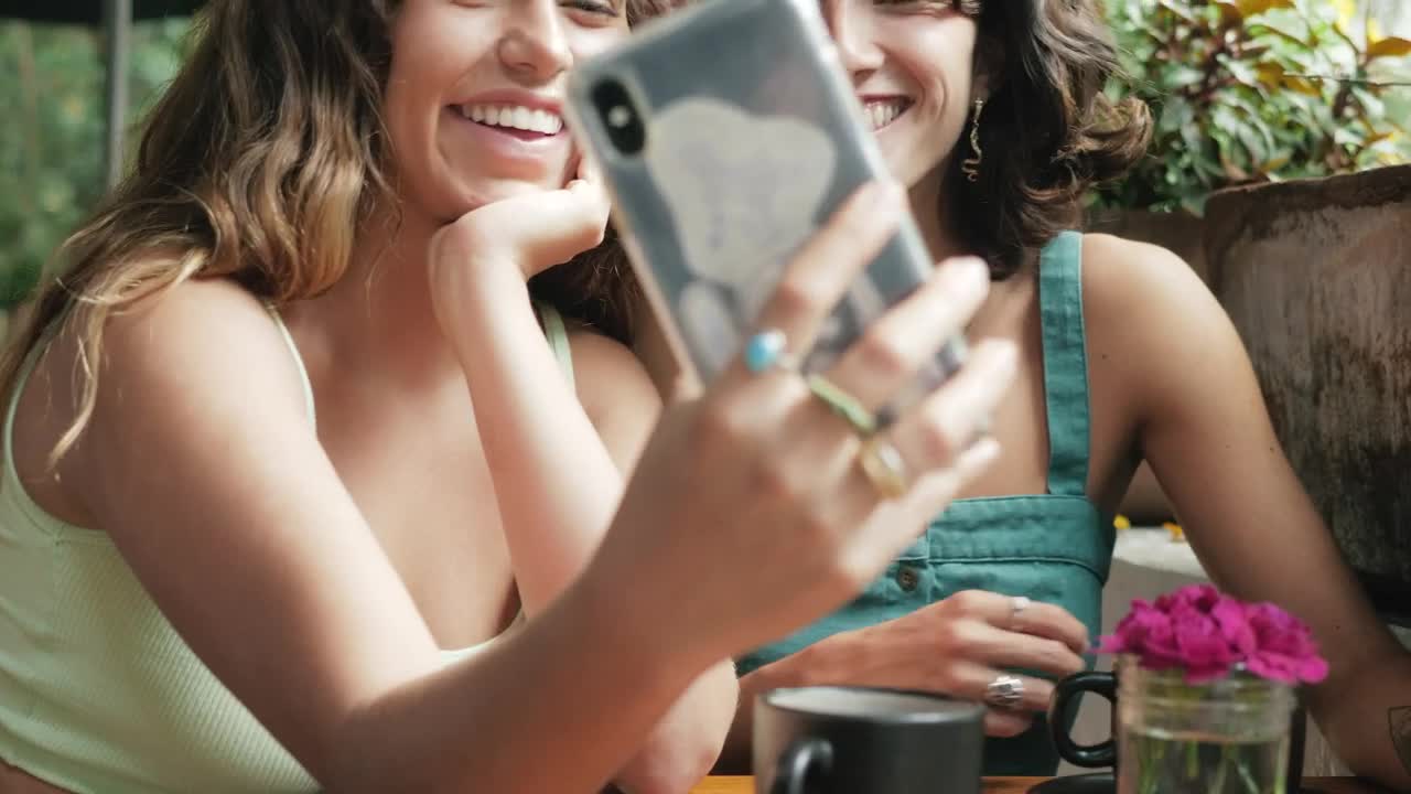 Free Stock Video Selfie Between Two Friends In A Coffee Shop Live Wallpaper - Free Download