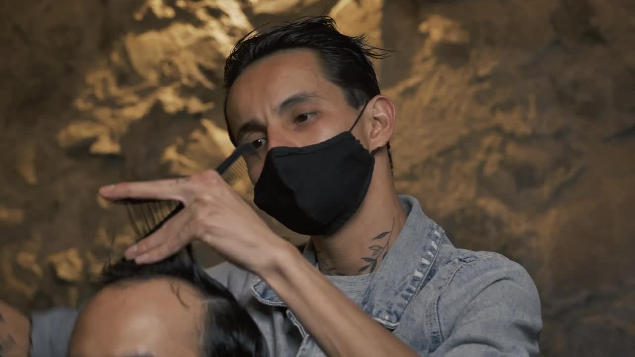Free Video Stock Stylist Cutting Hair In A Barbershop Live Wallpaper - Free Download