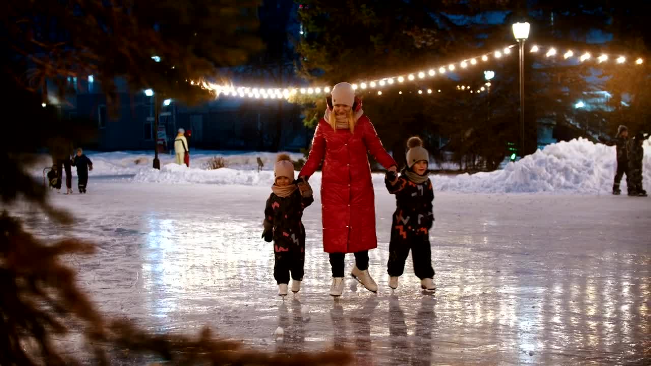 Free Stock Video Young Mother Doing Ice Skating With Her Children Live Wallpaper - Free Download