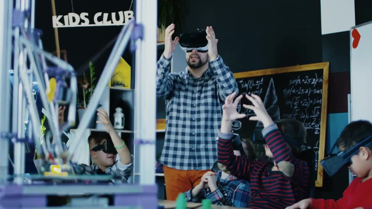 Free Video Stock teacher showing beer technology to little kids Live Wallpaper - Free Download
