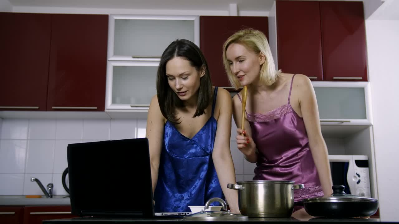 Stock Video Friends Cooking With The Help Of A Video Tutorial Live Wallpaper For PC - Free Download