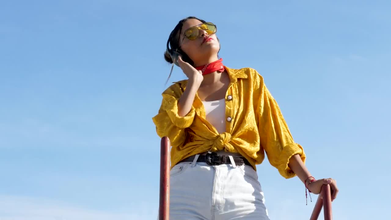 Free Video Stock Standing Woman Listening To Music Live Wallpaper - Free Download