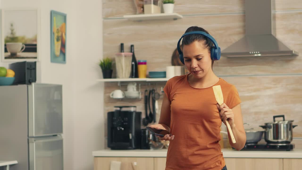 Free Stock Video Woman Singing Using A Spoon Live Wallpaper - Free Download