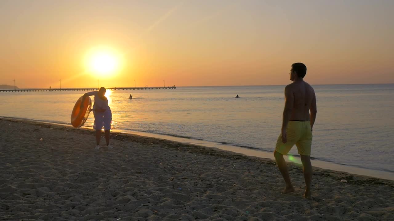 Video Stock Playing With A Beach Toy At Dusk Live Wallpaper Free - Free Download
