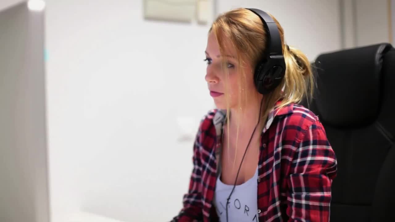 Free Stock Video Young Woman In Front Of The Computer With Headphones Live Wallpaper - Free Download