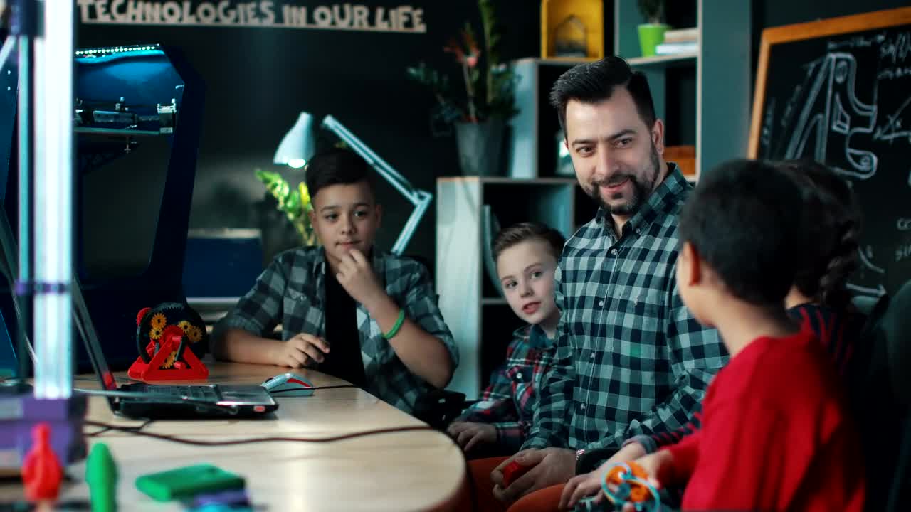 Free Video Stock teacher explaining to kids  d technology Live Wallpaper - Free Download