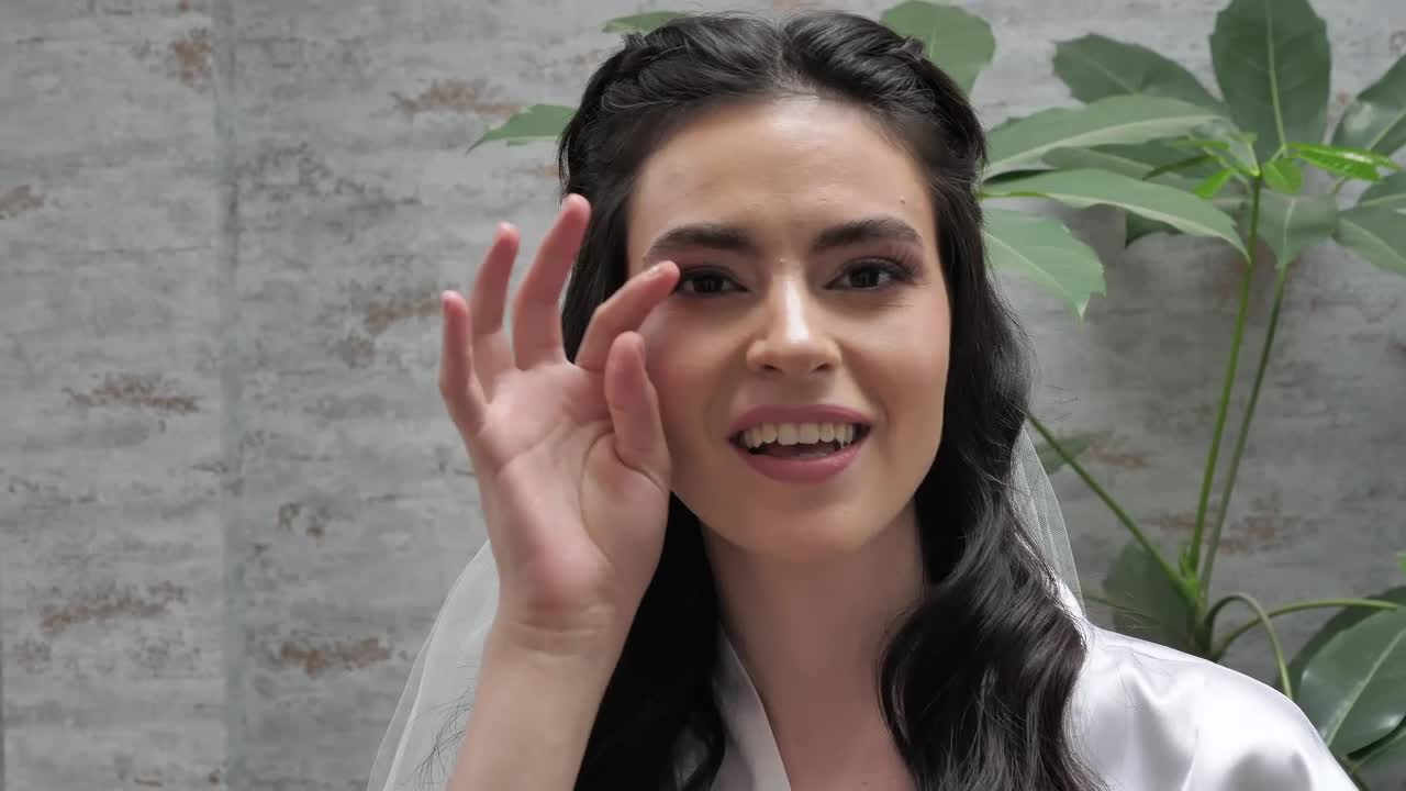 Video Stock Portrait Of A Bride Looking At Her Makeup Live Wallpaper Free - Free Download