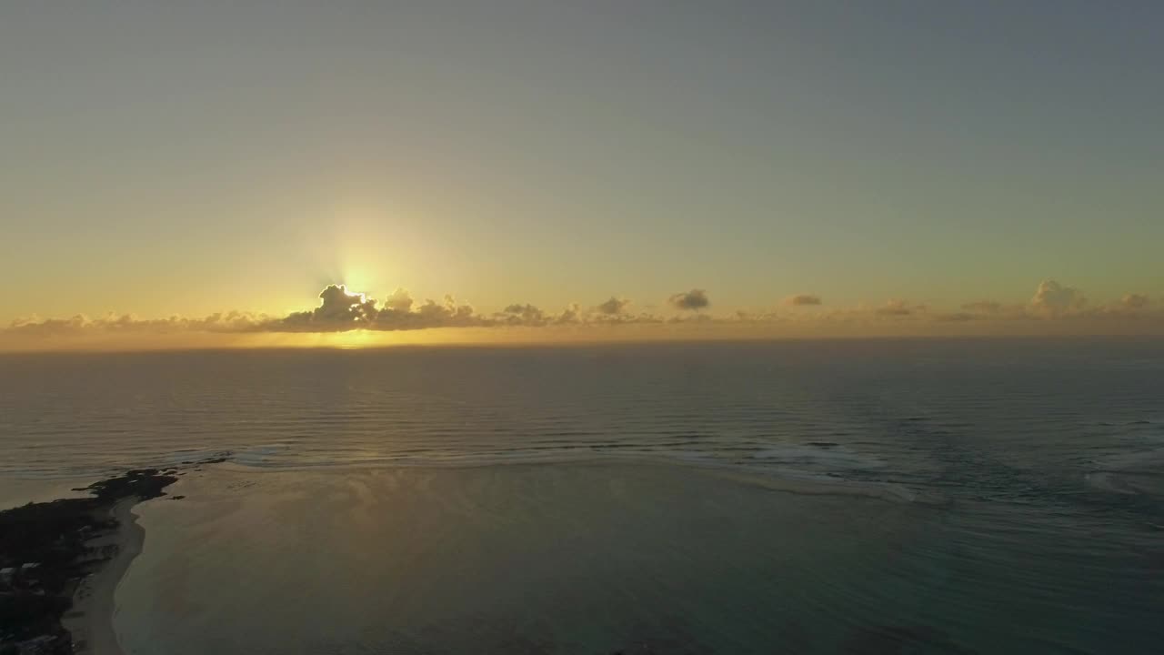 Free Video Stock sunset over the horizon blocked by clouds Live Wallpaper - Free Download