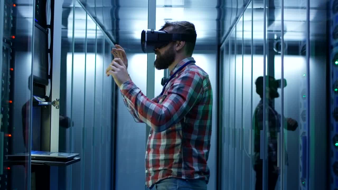 Stock Video Man Working With Vr Glasses In Data Cente Animated Wallpaper - Free Download