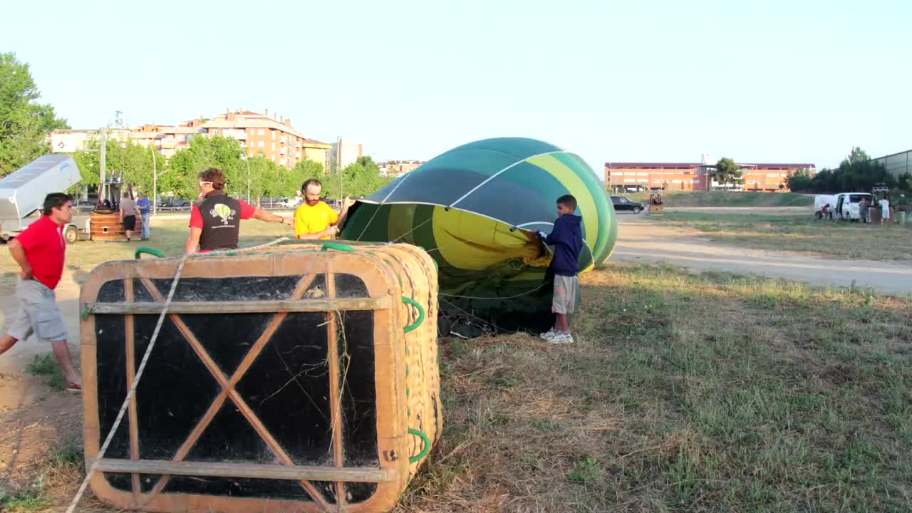 Stock Video People Inflating A Hot Air Balloon Live Wallpaper - Free Download