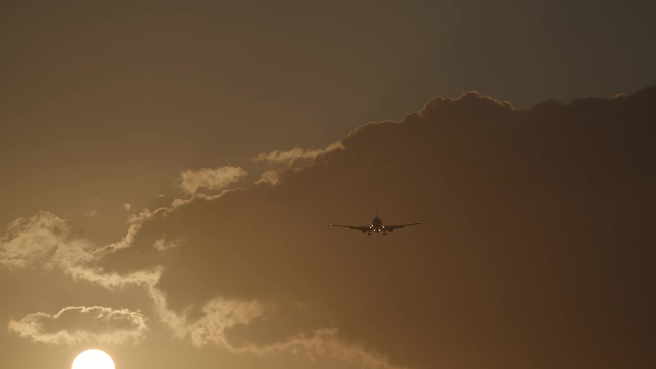 Video Stock Plane Landing On A Warm Evening Live Wallpaper Free - Free Download