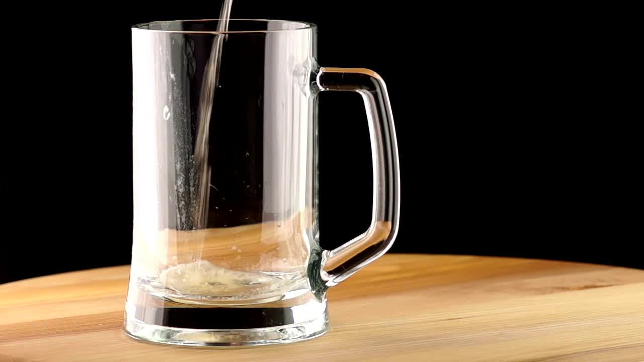 Free Video Stock the beer poured into a mug Live Wallpaper - Free Download