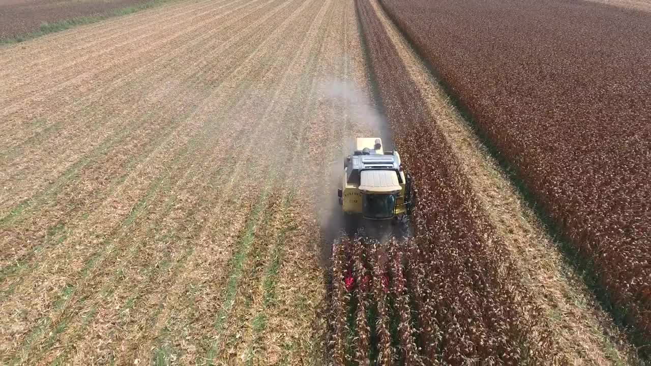 Stock Video Machine Harvesting The Crops Animated Wallpaper - Free Download