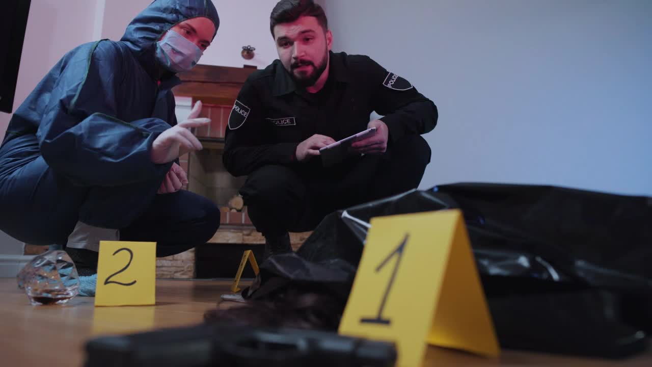 Video Stock Police And Medical Examiner Analyzing A Crime Scene Live Wallpaper Free - Free Download