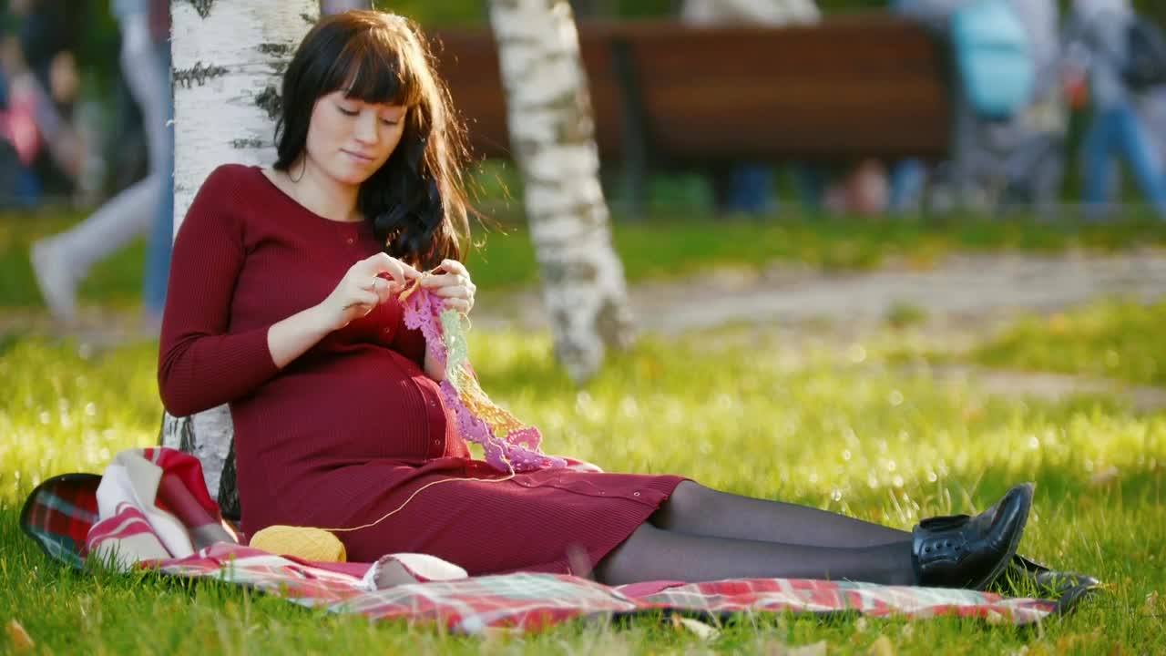 Free Stock Video Young Pregnant Woman Knitting Live Wallpaper - Free Download