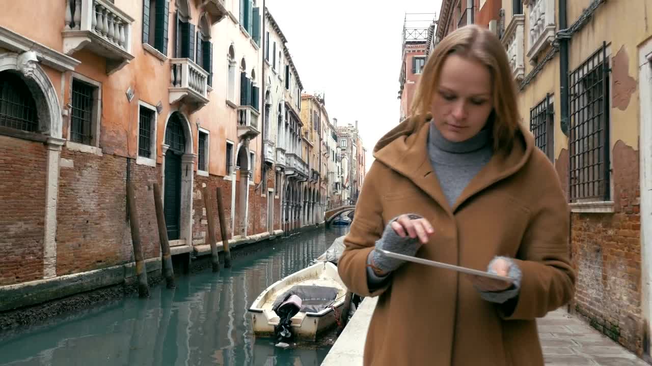 Stock Video Navigating Venice Using A Tablet Live Wallpaper - Free Download