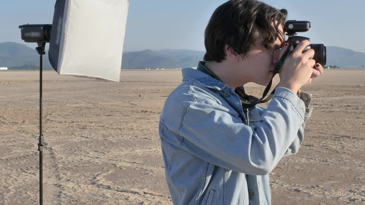 Video Stock Photographer Taking Photos In The Middle Of A Desert Live Wallpaper Free - Free Download