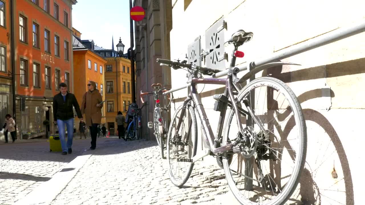 Free Video Stock tourists walking around town Live Wallpaper - Free Download