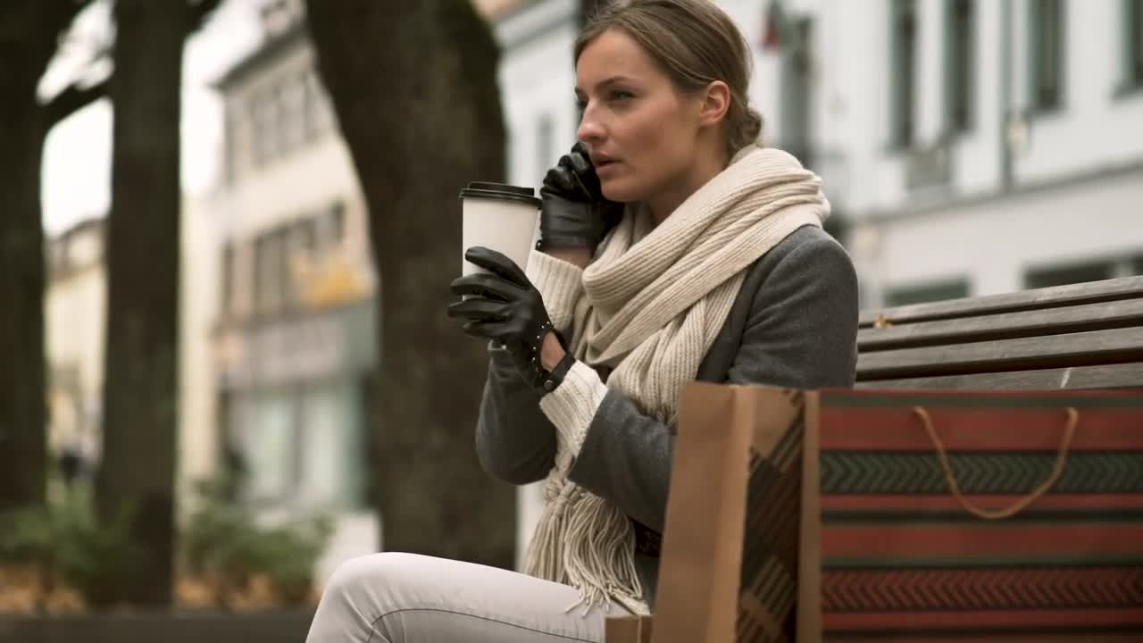 Free Stock Video Woman Talking On The Phone On A Public Bench Live Wallpaper - Free Download