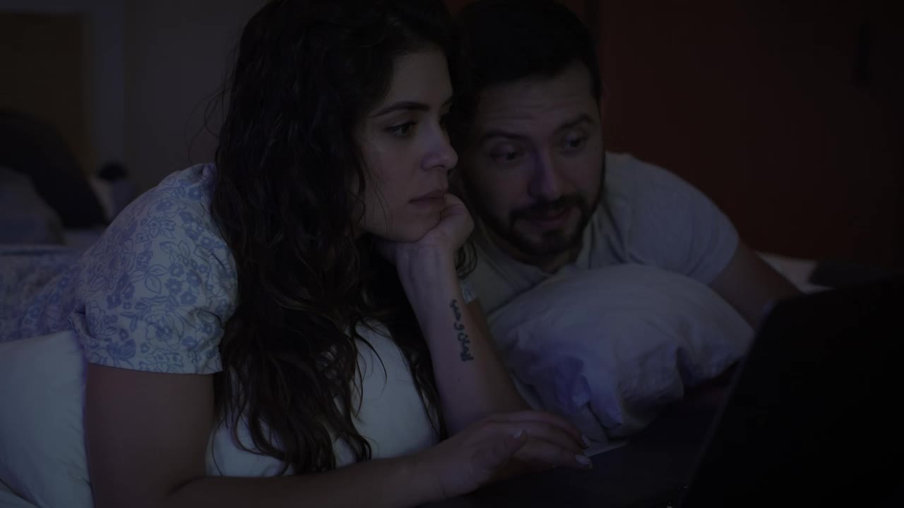 Stock Video Man And Woman Surfing The Internet Together Animated Wallpaper - Free Download