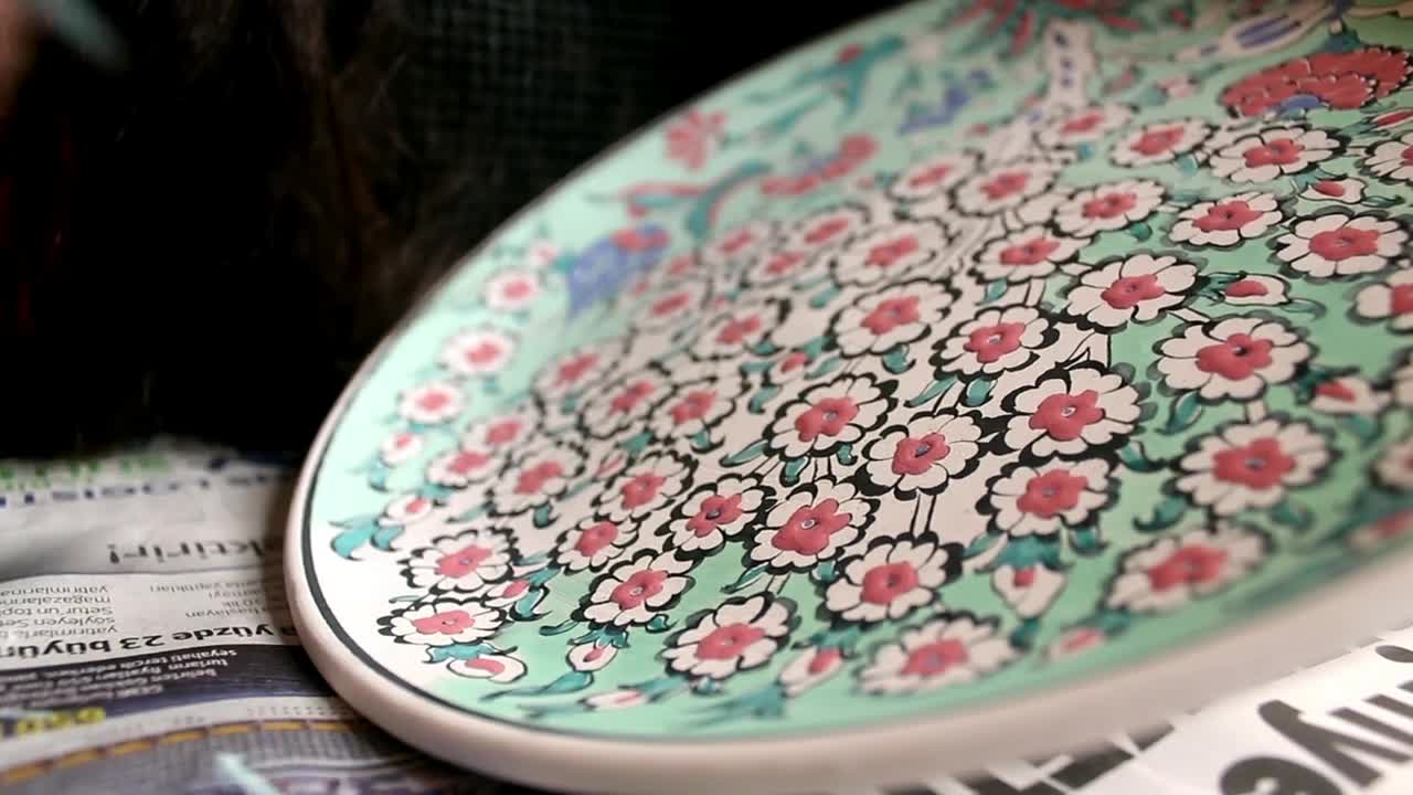 Free Stock Video Woman Painting Flowers Hand On A Large Plate Live Wallpaper - Free Download