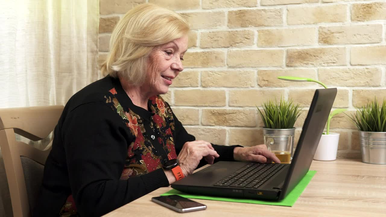 Stock Video Elderly Woman Using A Laptop Live Wallpaper For PC - Free Download