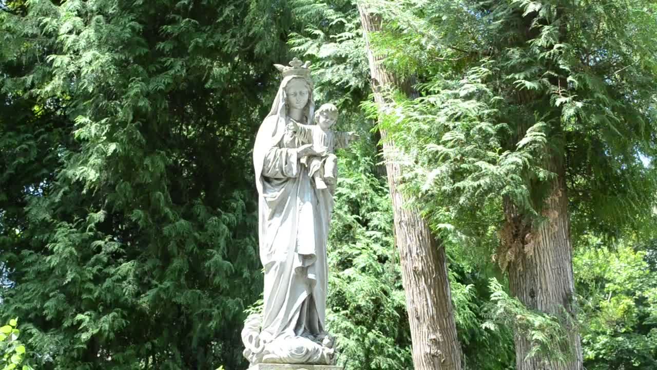Free Video Stock Statue Of A Woman And Infant In A Graveyard Live Wallpaper - Free Download