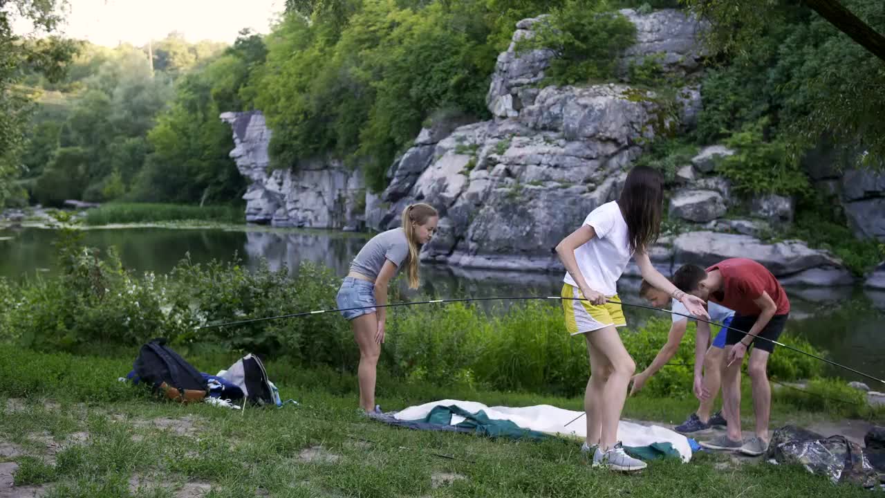 Stock Video Friends Putting Up A Tent Live Wallpaper For PC - Free Download