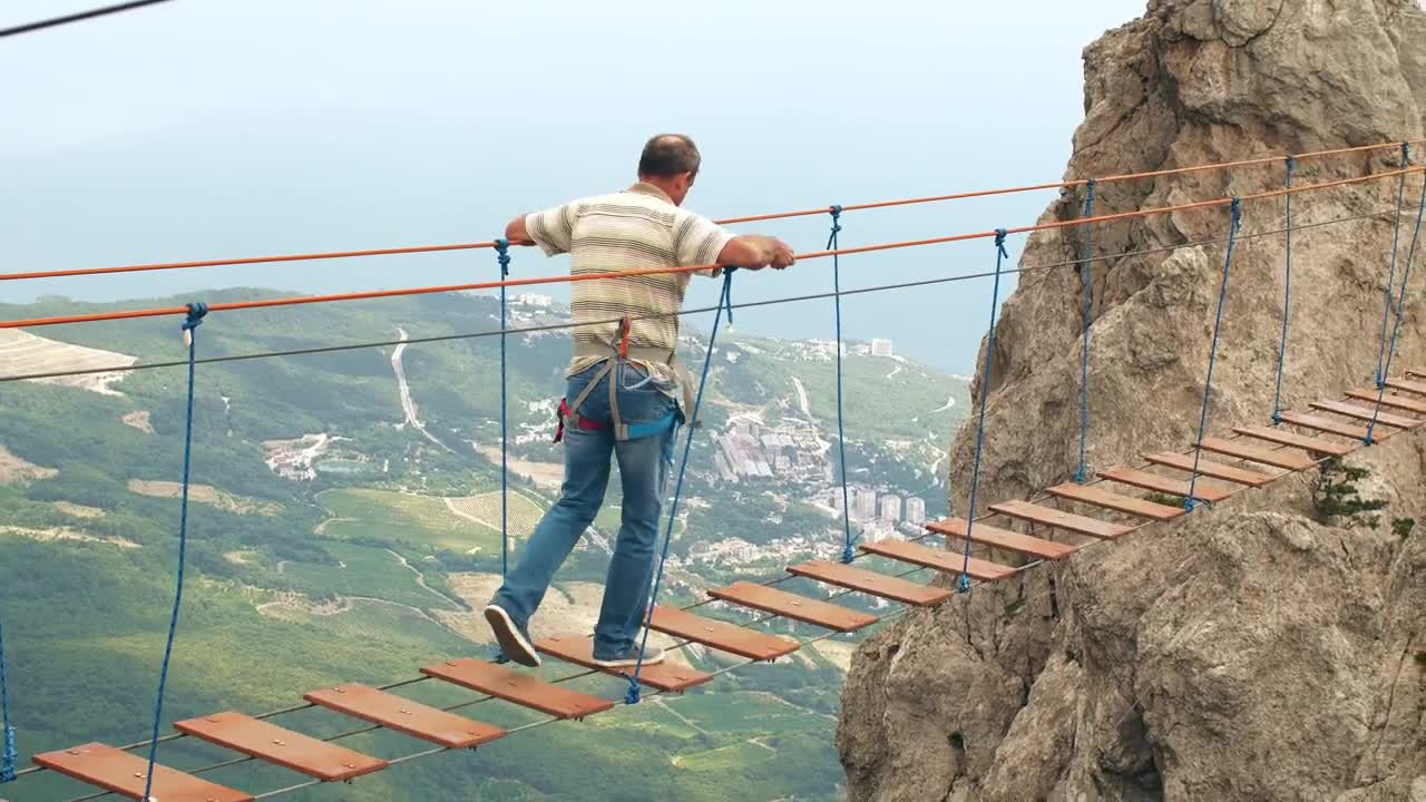 Stock Video Man Meeting An Extreme Challeng Animated Wallpaper - Free Download
