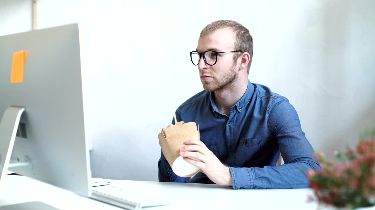 Stock Video Man Eats Take Out Food At Desk In Minimal Office Animated Wallpaper - Free Download
