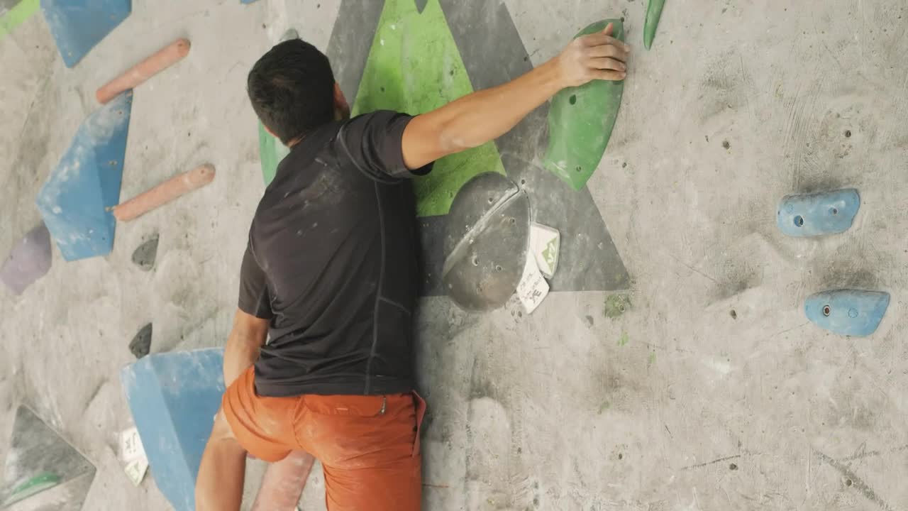 Free Stock Video Young Man Climbing A Wall For Mountaineering Live Wallpaper - Free Download