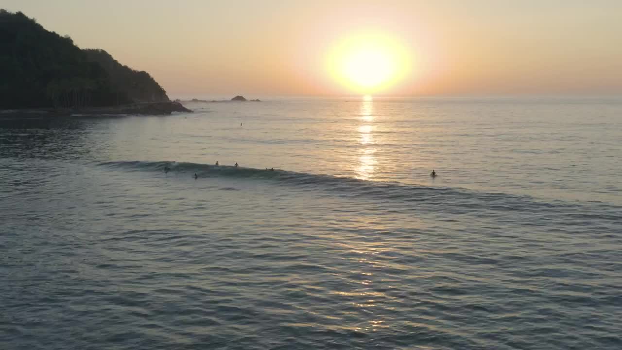 Free Stock Video Waves On A Beach With A Few Surfers Live Wallpaper - Free Download