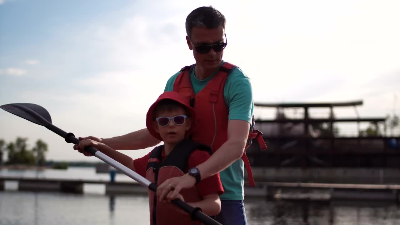 Free Video Stock teaching how to row in a kayak Live Wallpaper - Free Download