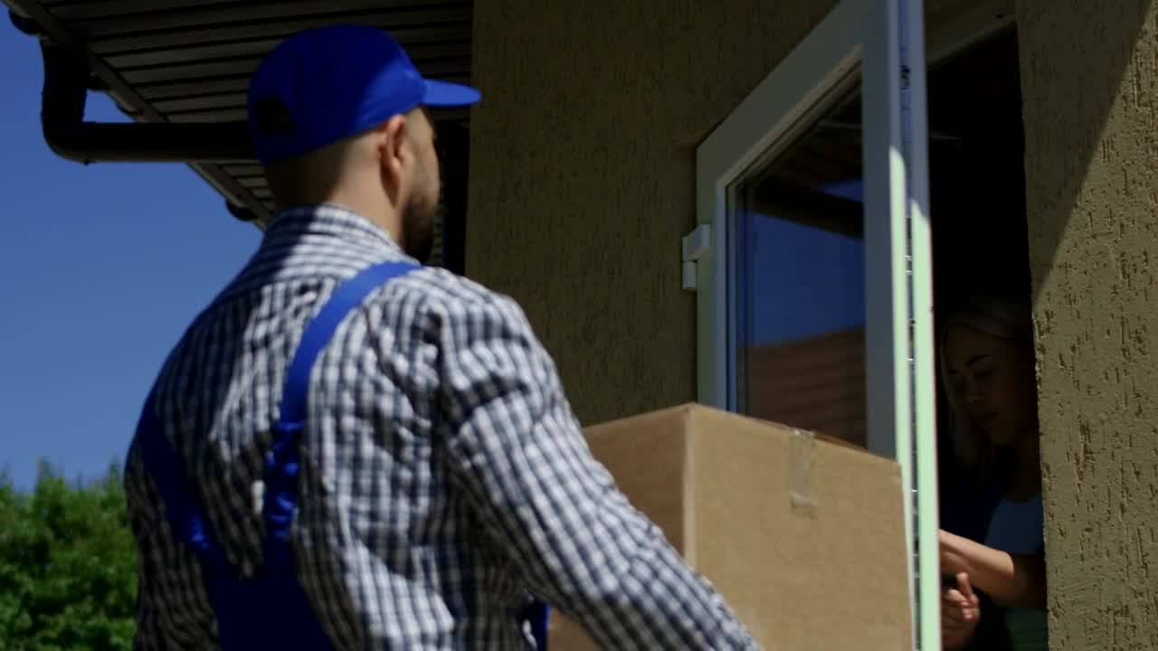 Stock Video I Woman Receives A Box From The Delivery Guy Animated Wallpaper - Free Download