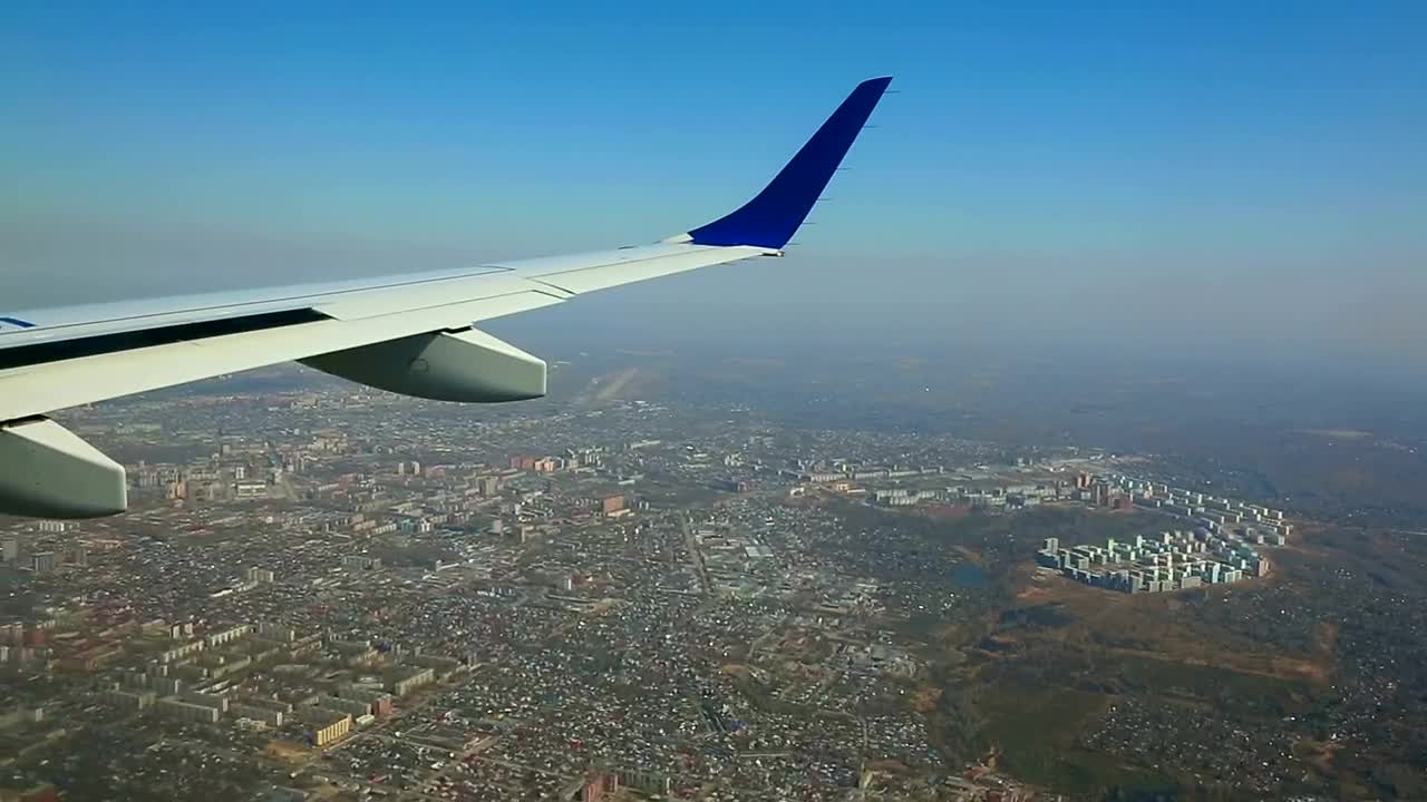 Stock Footage Wing View Of An Airplane Flying Above The City Live Wallpaper - Free Download