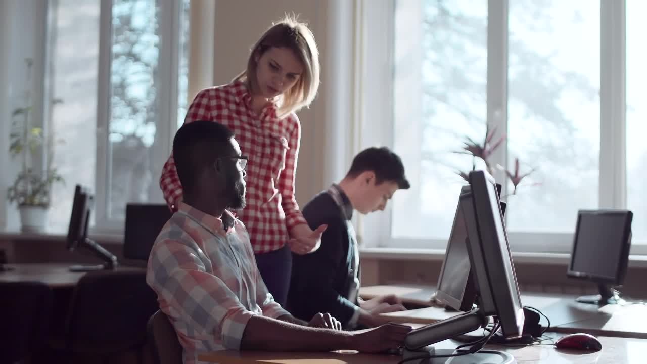 Free Video Stock Students Helping Each Other In The Computer Room Live Wallpaper - Free Download