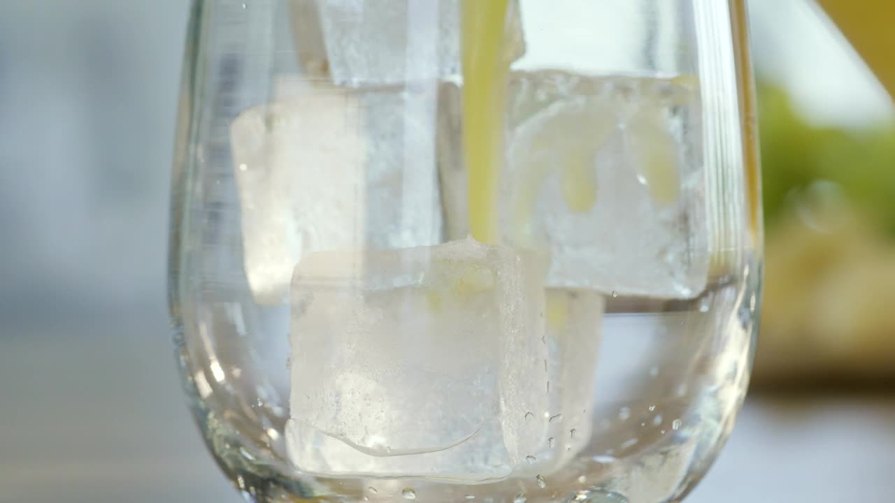 Video Stock Pouring Orange Juice On The Glass Live Wallpaper Free - Free Download